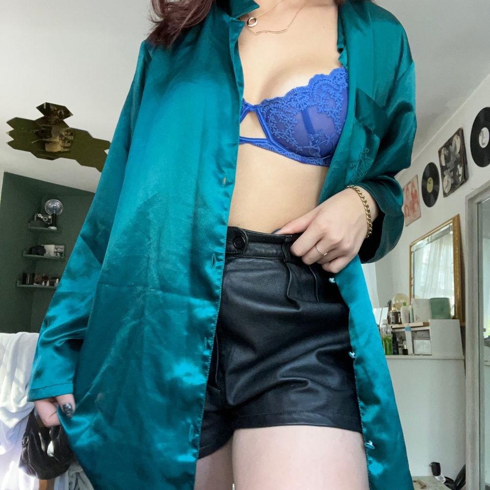 🌿COOL EMERALD GREEN SILKY BUTTON DOWN🌿